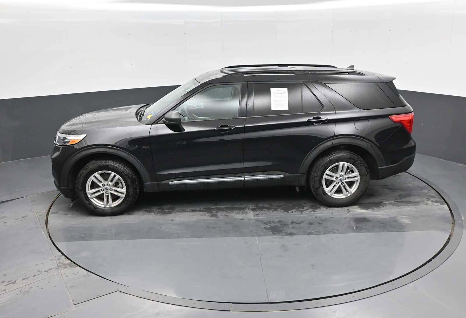 Used 2022 Ford Explorer XLT image 24