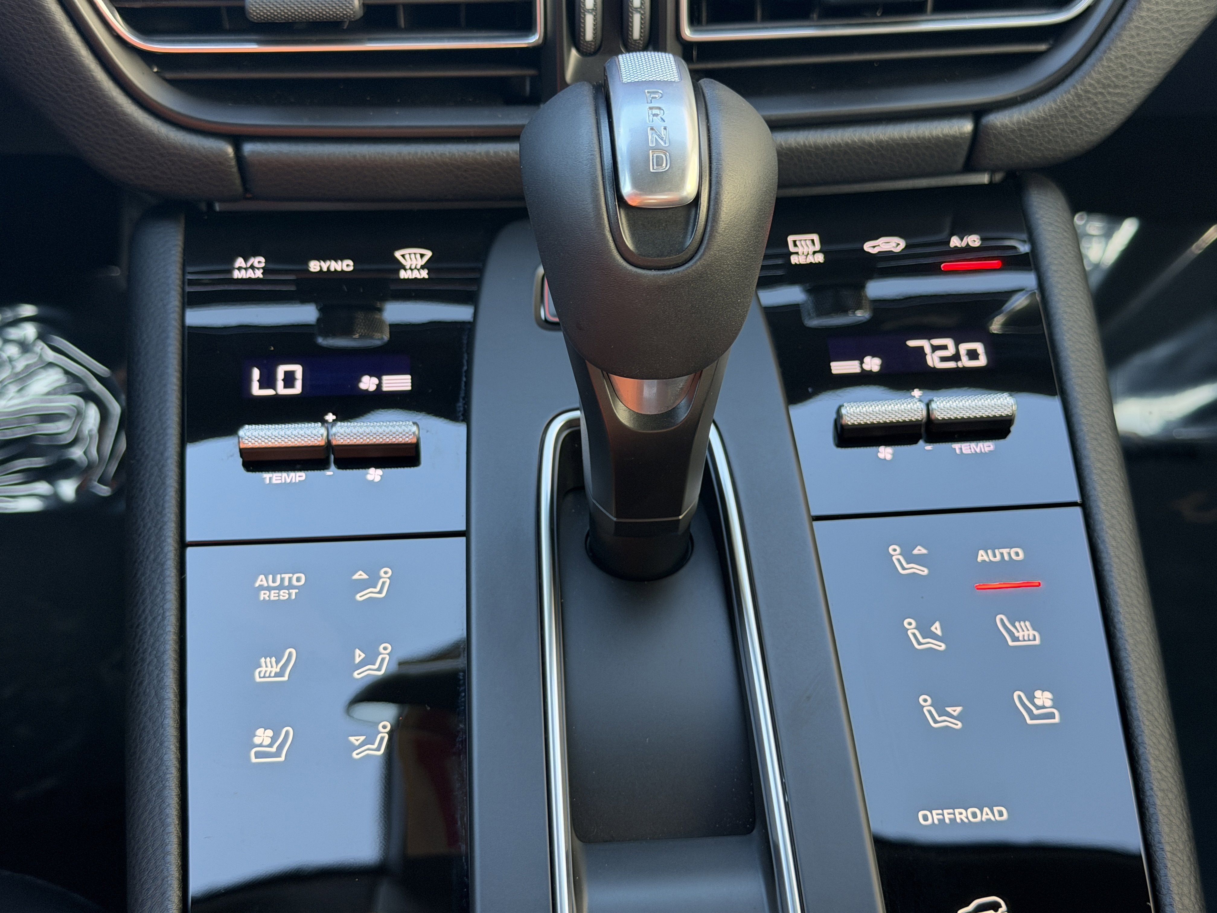 Certified 2025 Porsche Macan Turbo image 31