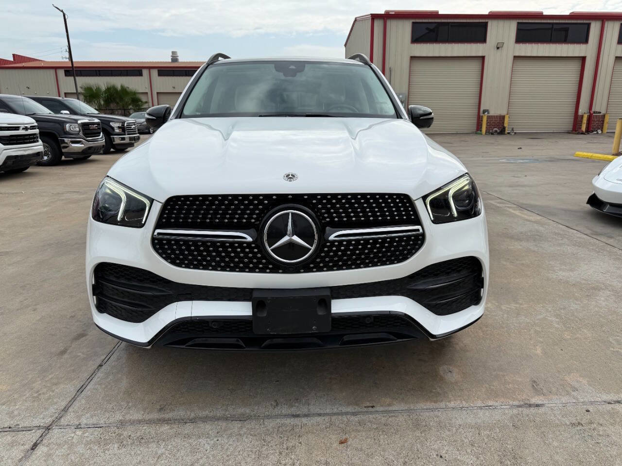 Used 2021 Mercedes-Benz GLE 350 w/ AMG Line Exterior image 2