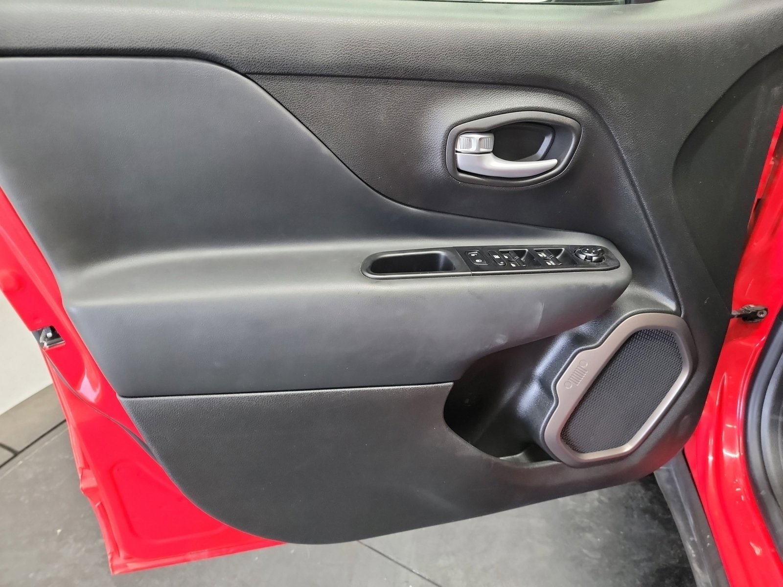 Used 2023 Jeep Renegade Latitude AWD/4WD image 8