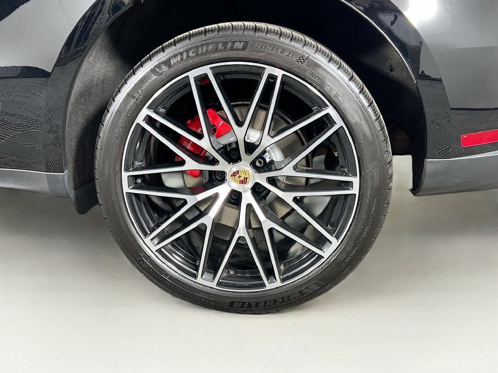 Certified 2024 Porsche Macan S AWD/4WD image 33