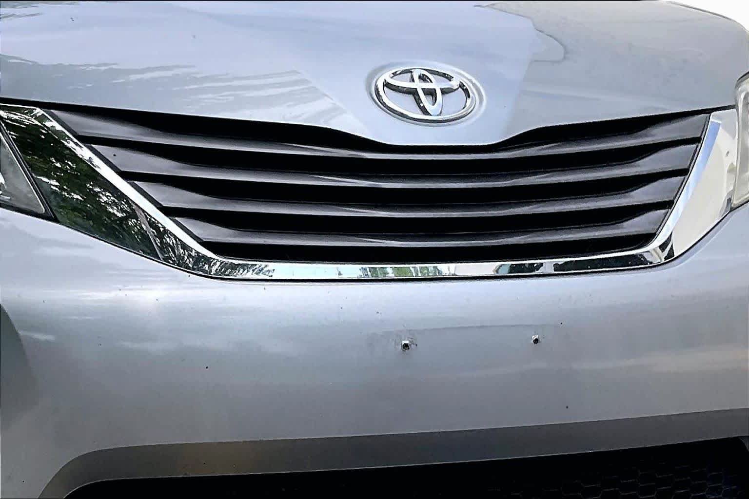 Used 2014 Toyota Sienna XLE w/ Entertainment Package FWD image 32