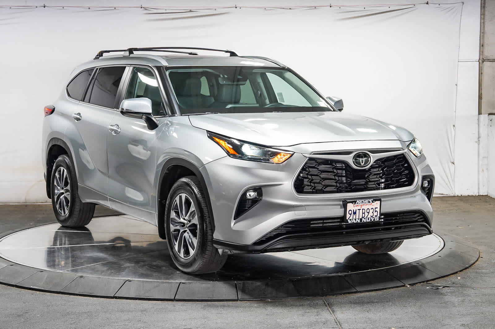 Used 2024 Toyota Highlander XLE AWD/4WD image 5