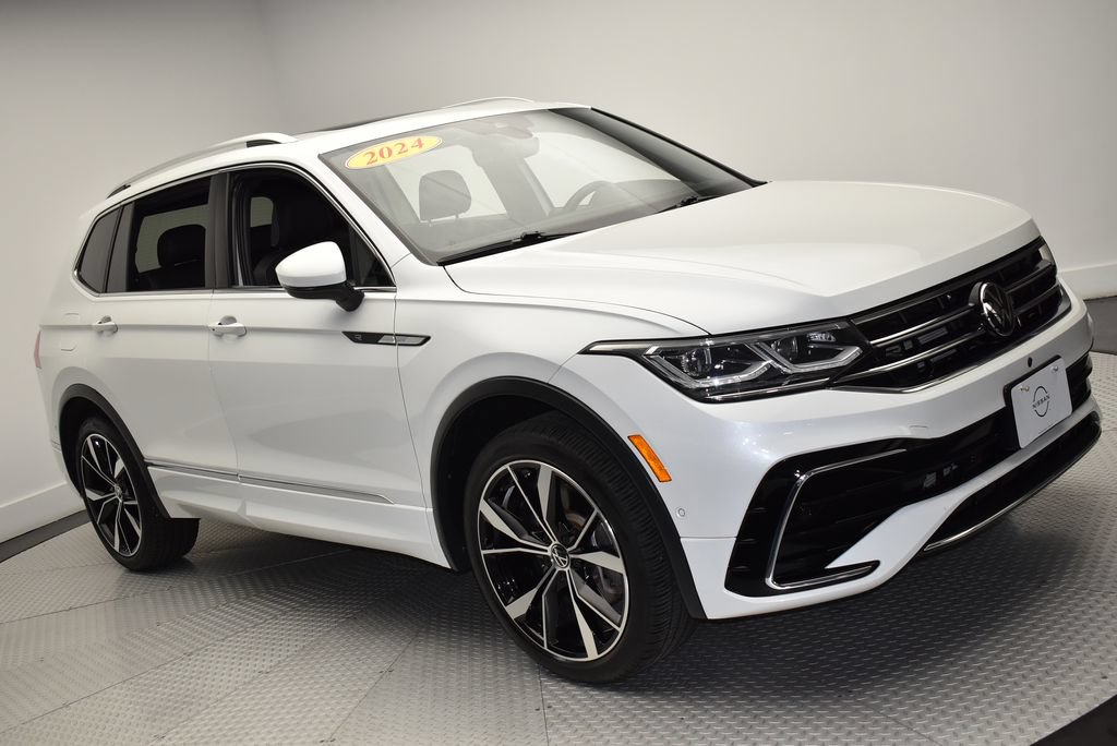 Used 2024 Volkswagen Tiguan SEL R-Line AWD/4WD image 3
