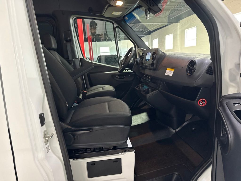 Used 2024 Mercedes-Benz Sprinter 2500 image 25