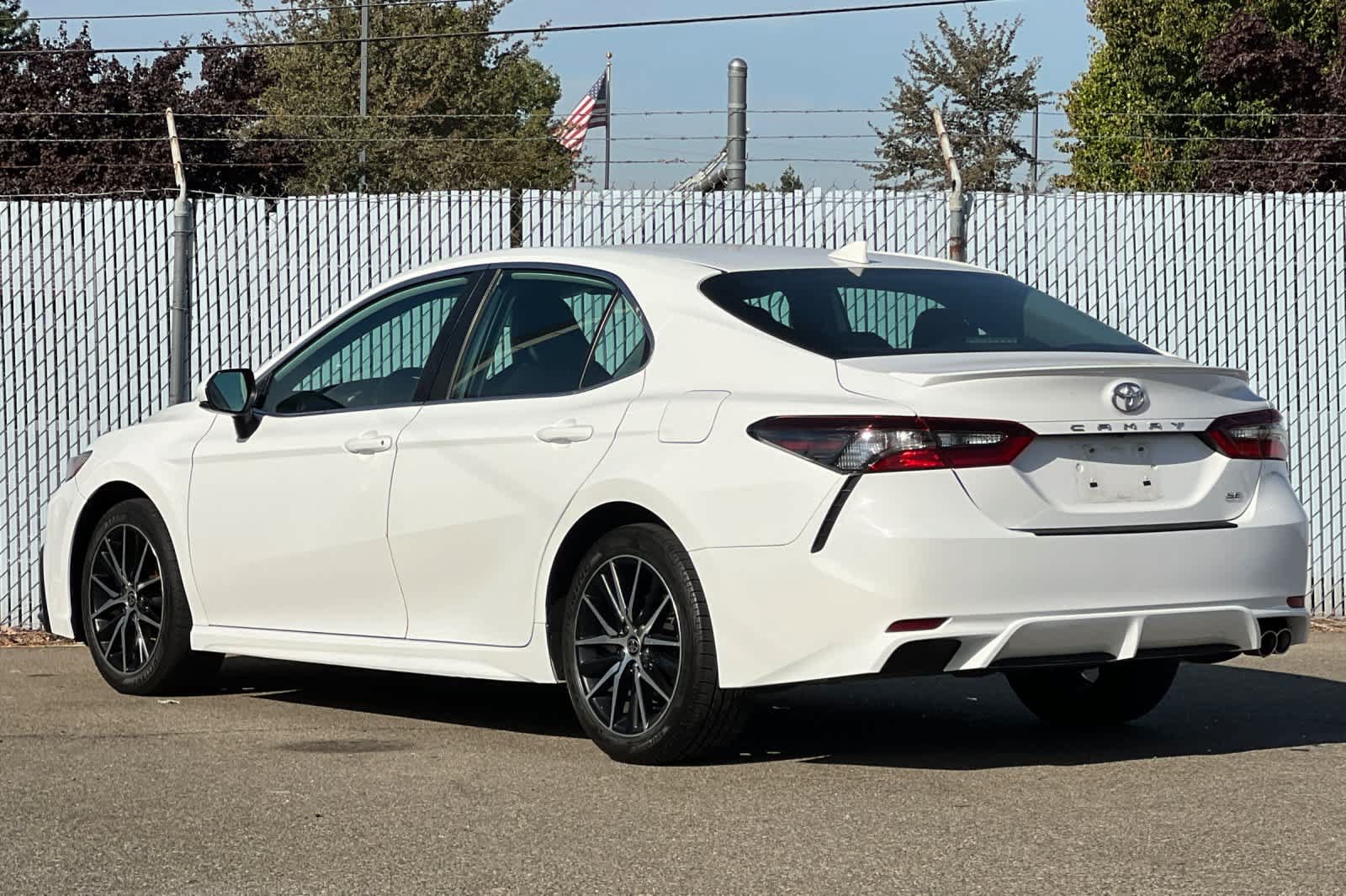Used 2021 Toyota Camry SE FWD image 5