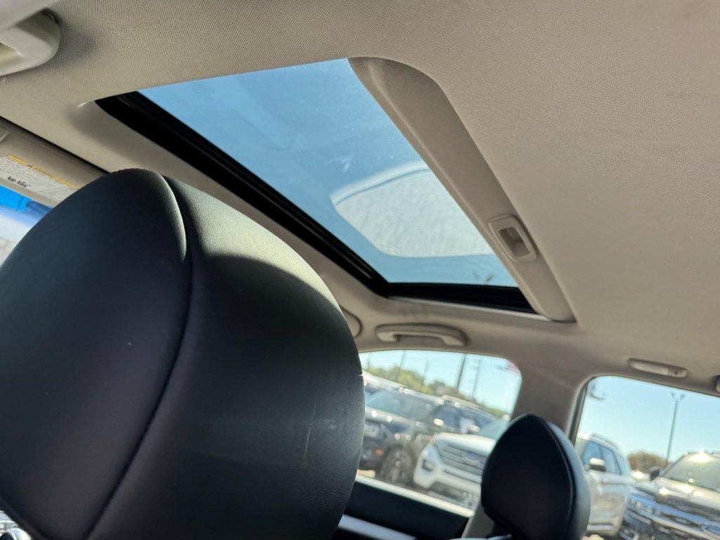 Used 2015 INFINITI Q40 AWD w/ Moonroof Package image 11