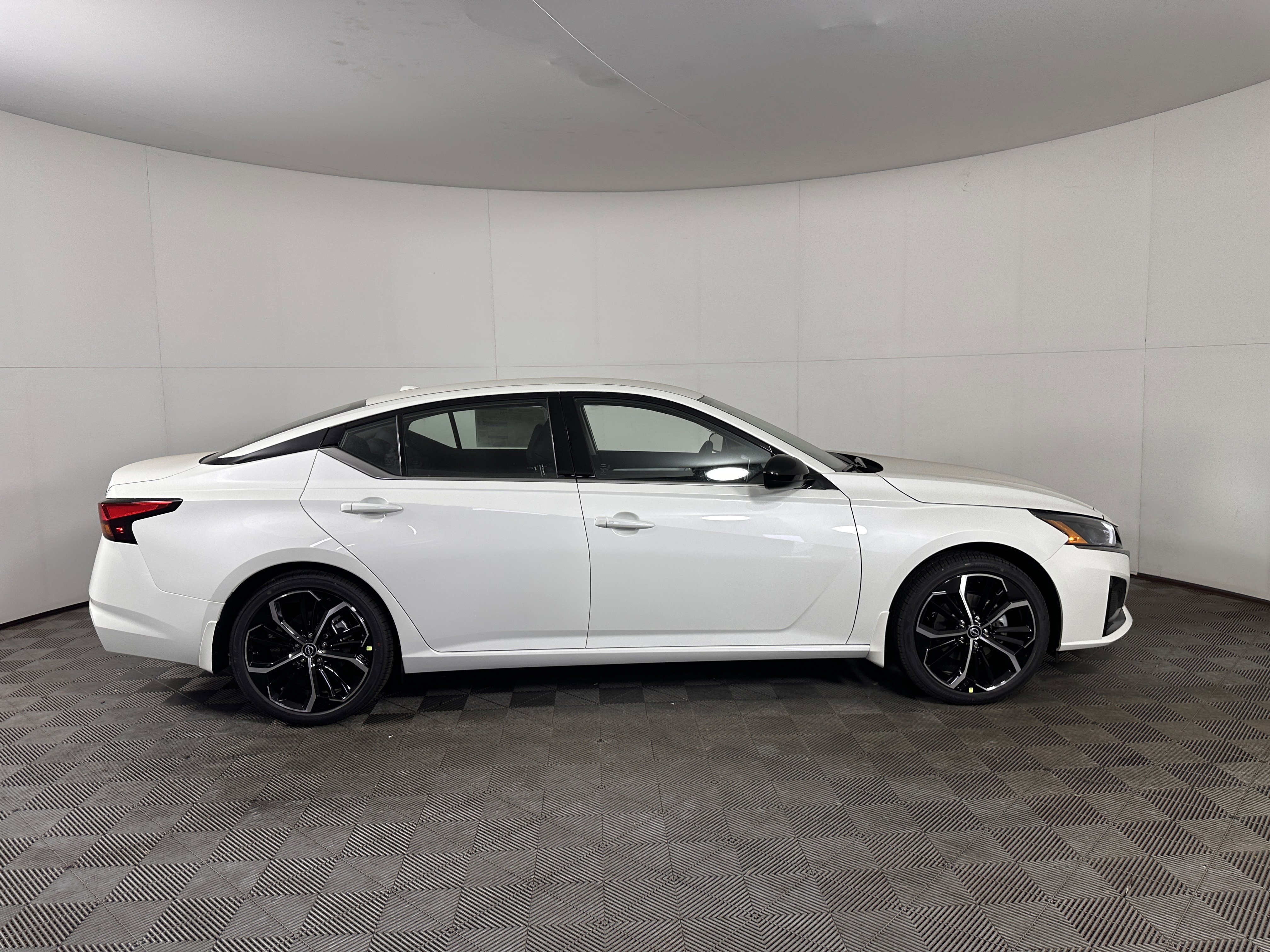 New 2025 Nissan Altima 2.5 SR image 8