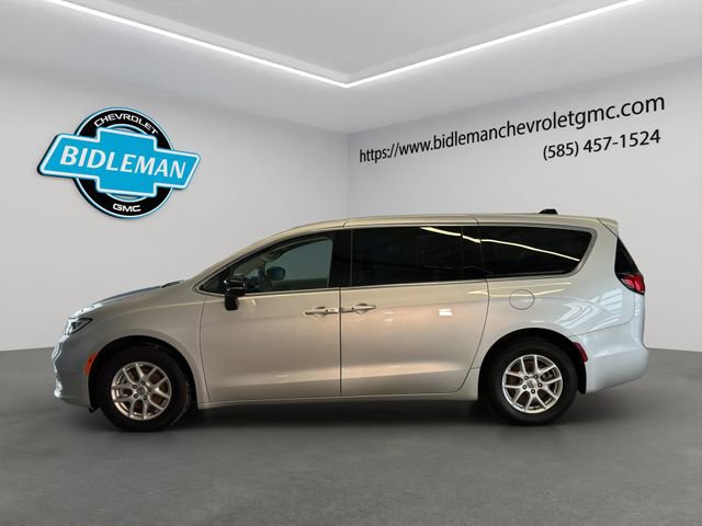 Used 2024 Chrysler Pacifica Touring-L image 4
