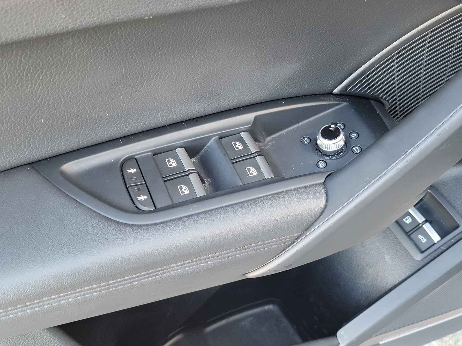 Used 2020 Audi Q5 e Premium Plus w/ Premium Plus Package image 15