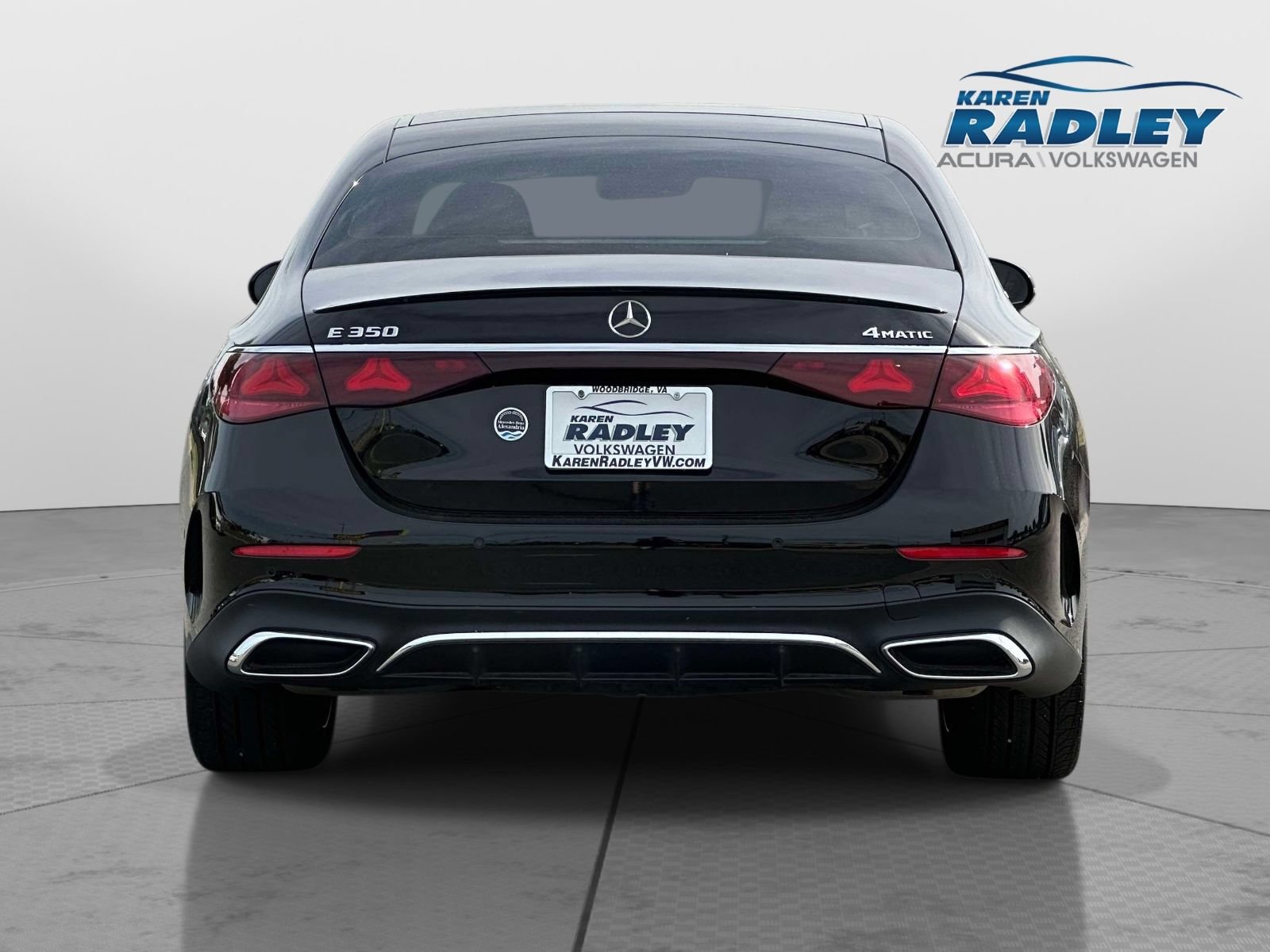 Used 2025 Mercedes-Benz E 350 4MATIC Sedan image 3