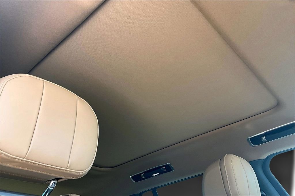 Used 2025 Land Rover Range Rover SE image 17