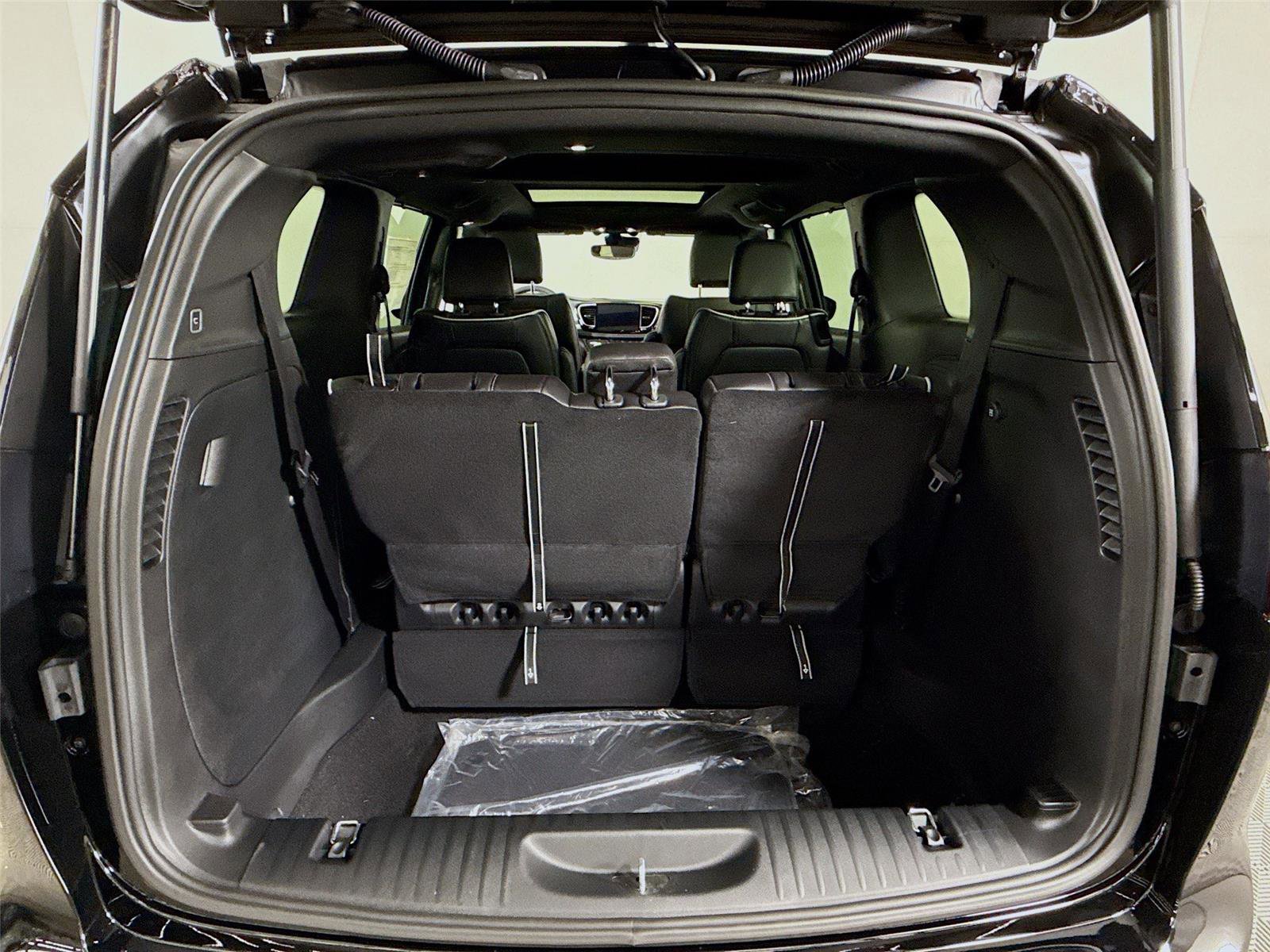 New 2026 Chrysler Pacifica Limited FWD image 21