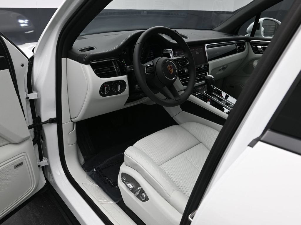 Certified 2026 Porsche Macan AWD/4WD image 4
