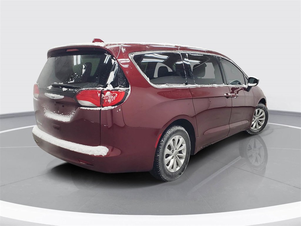 Used 2017 Chrysler Pacifica Touring image 3