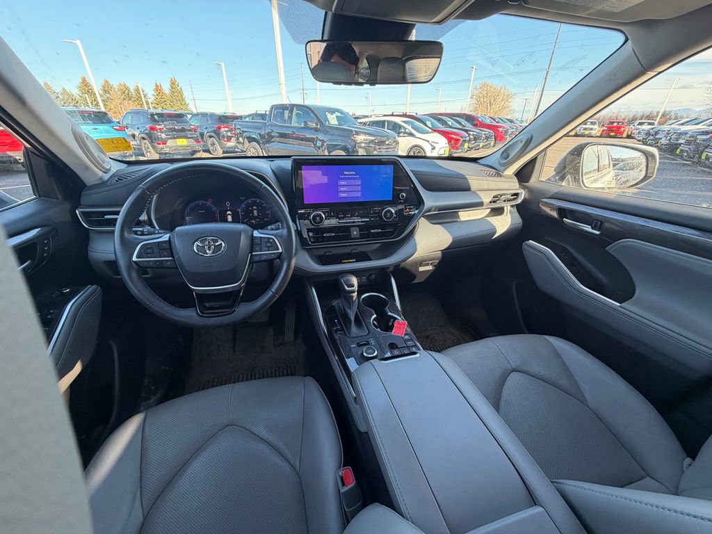 Used 2023 Toyota Highlander Limited image 3