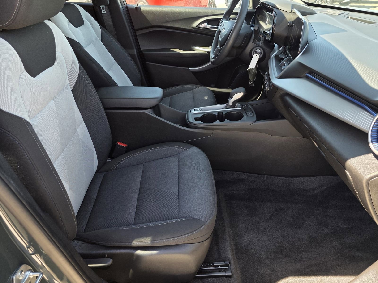 Used 2025 Chevrolet Trax LS w/ LS Convenience Package image 13