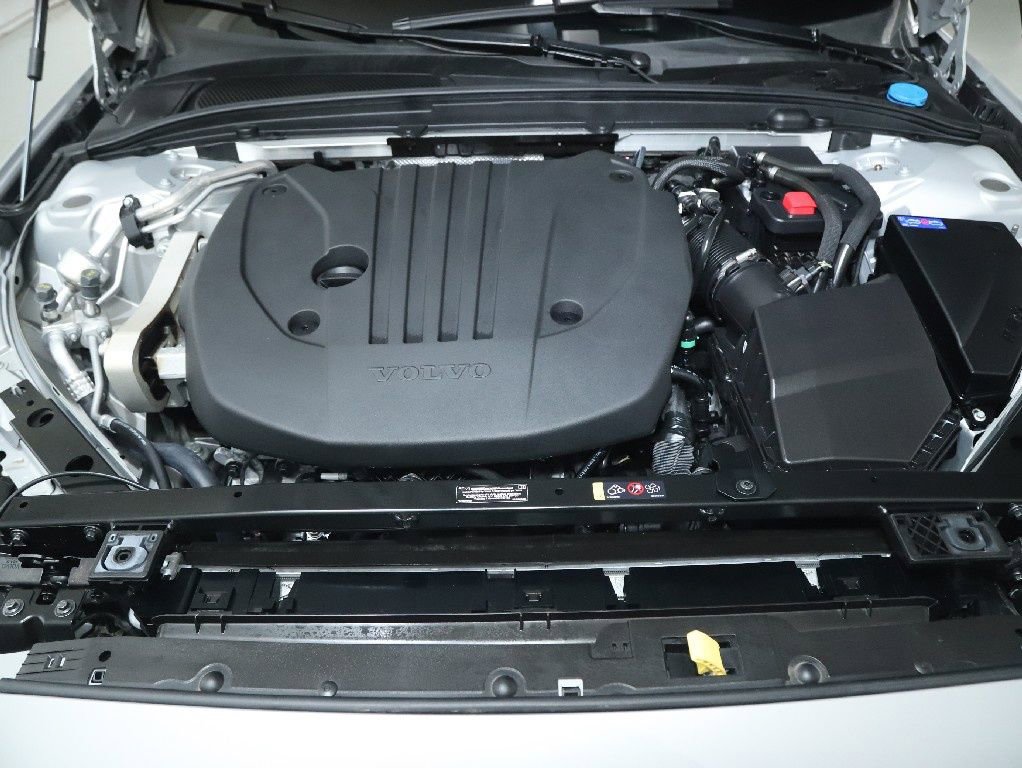 Used 2025 Volvo V60 B5 Cross Country Plus image 37