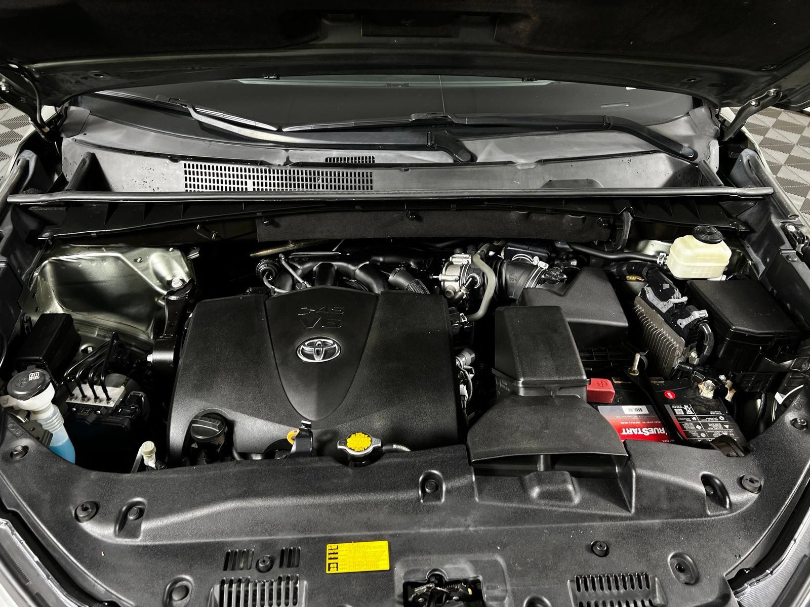 Certified 2017 Toyota Highlander Limited FWD image 9
