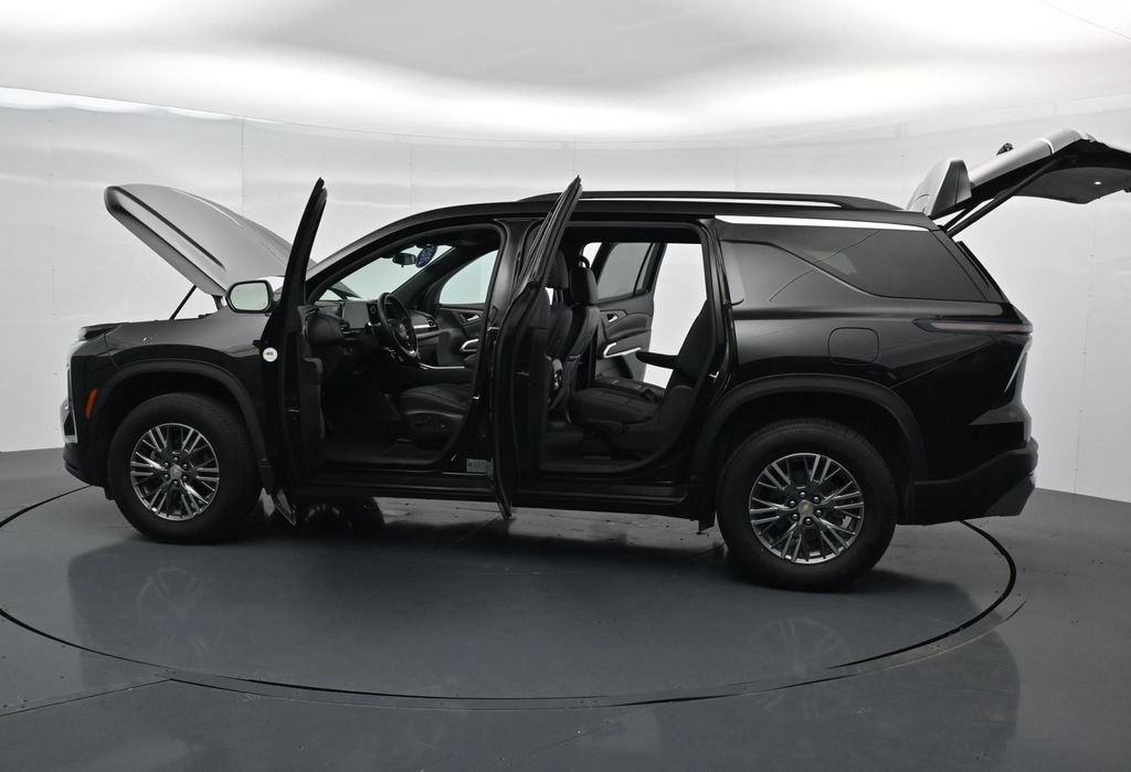 Used 2025 Chevrolet Traverse LT FWD image 41
