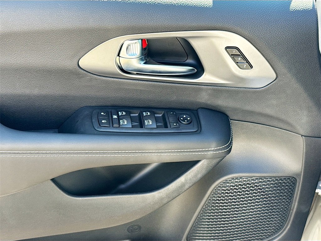 New 2026 Chrysler Pacifica Select image 17