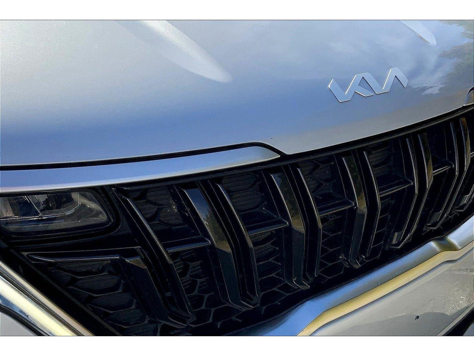 Used 2023 Kia Carnival LX image 30