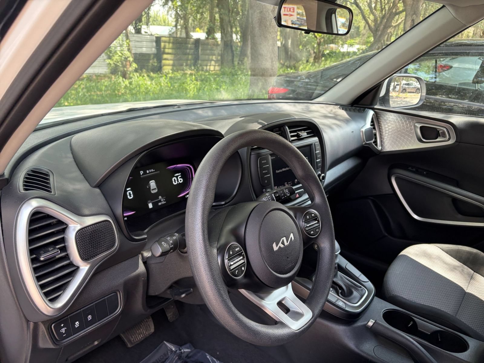 Used 2025 Kia Soul LX w/ LX Technology Package FWD image 31