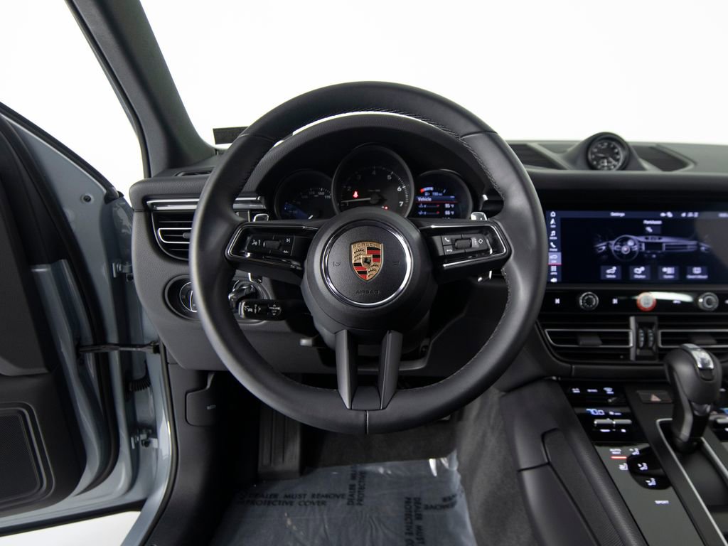 Certified 2025 Porsche Macan image 18