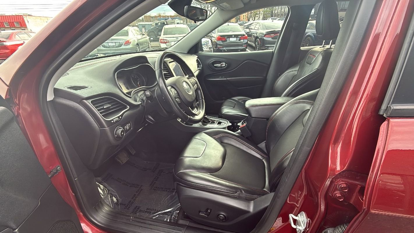 Used 2019 Jeep Cherokee Trailhawk w/ Cold Weather Group image 10