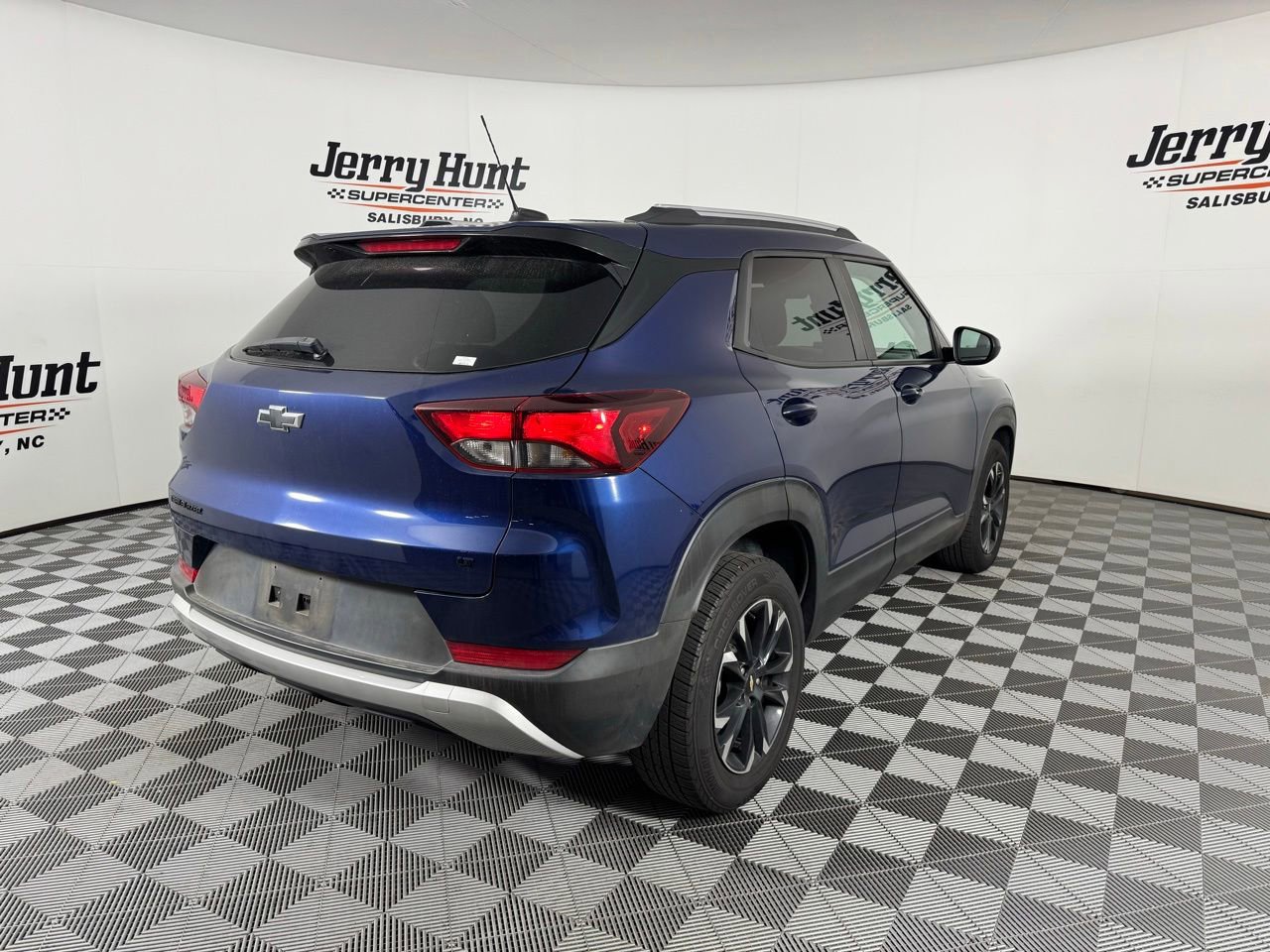 Used 2022 Chevrolet TrailBlazer LT w/ LPO, Blackout Package FWD image 7