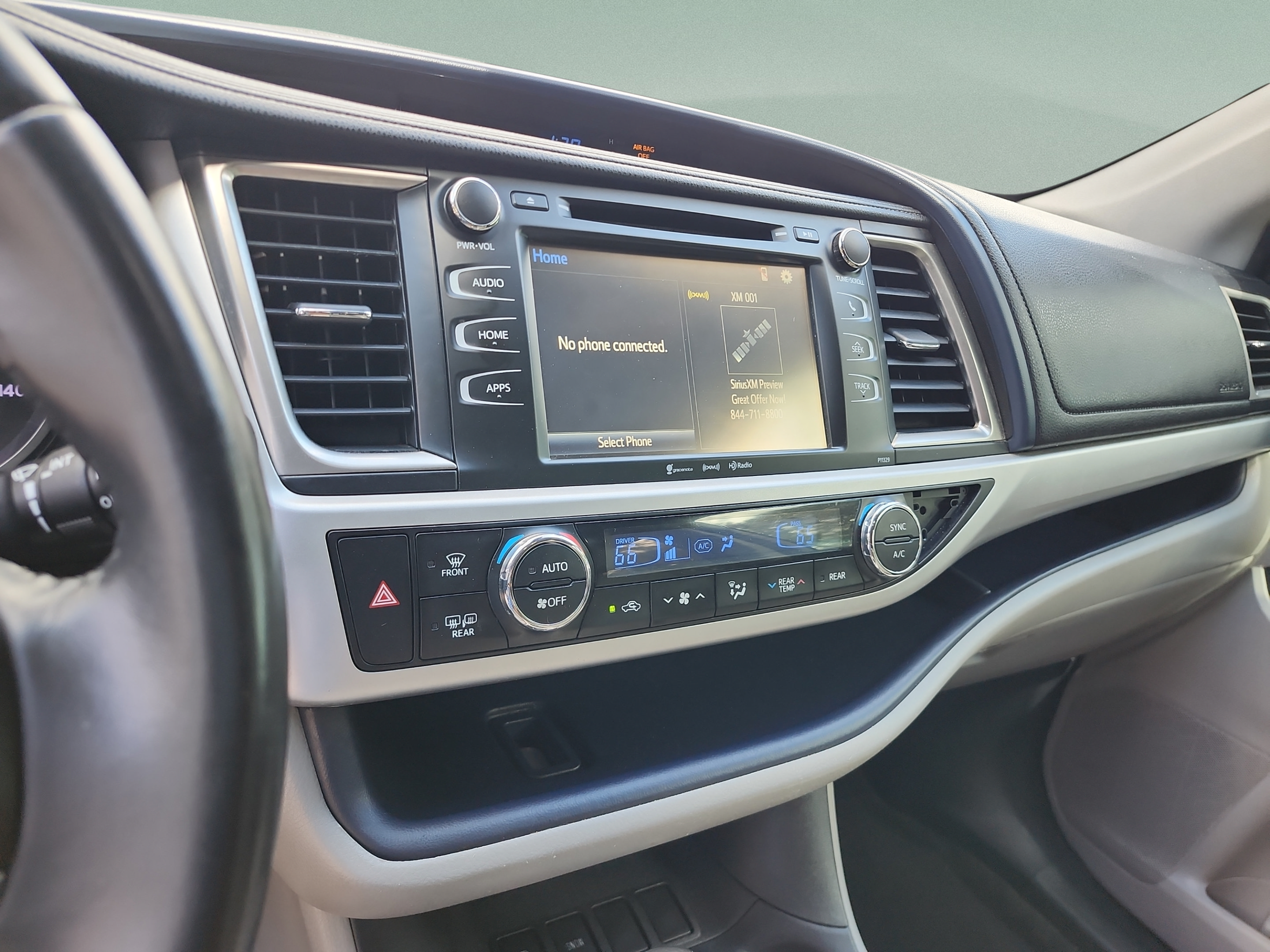 Used 2018 Toyota Highlander Plus FWD image 12