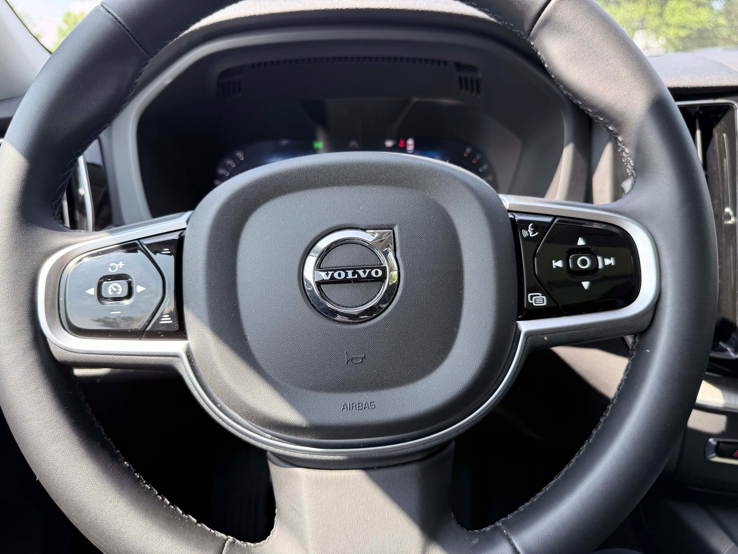 Certified 2025 Volvo XC60 B5 Plus AWD/4WD image 17