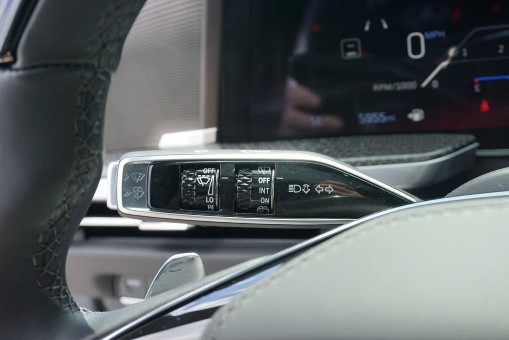 Used 2025 Cadillac Escalade ESV V image 27