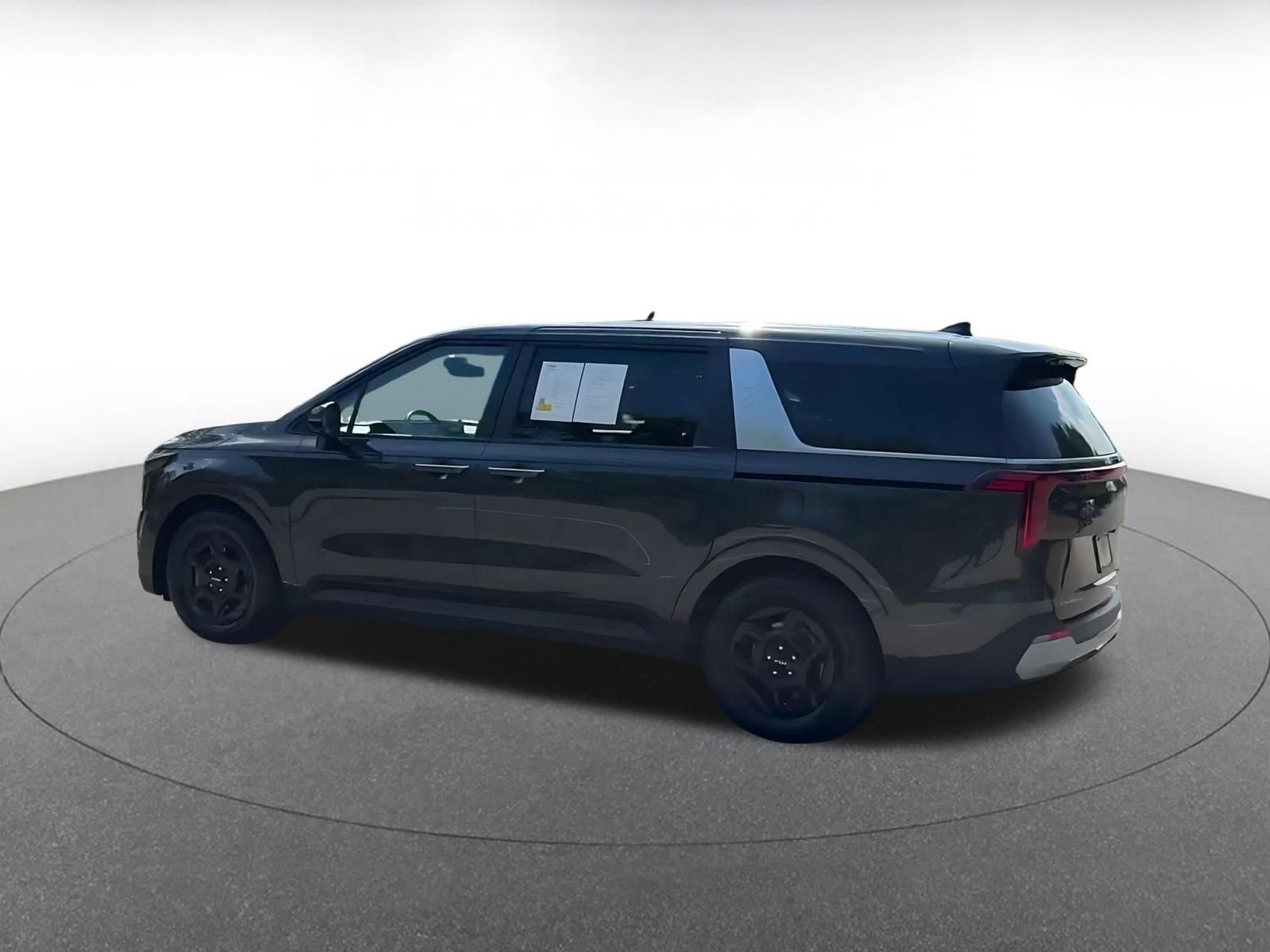 Used 2026 Kia Carnival FWD image 9