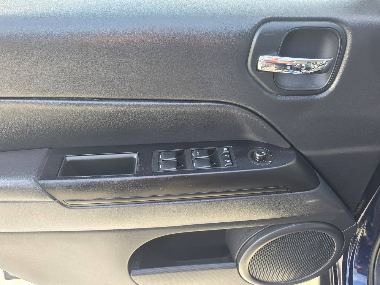 Used 2016 Jeep Patriot High Altitude FWD image 17