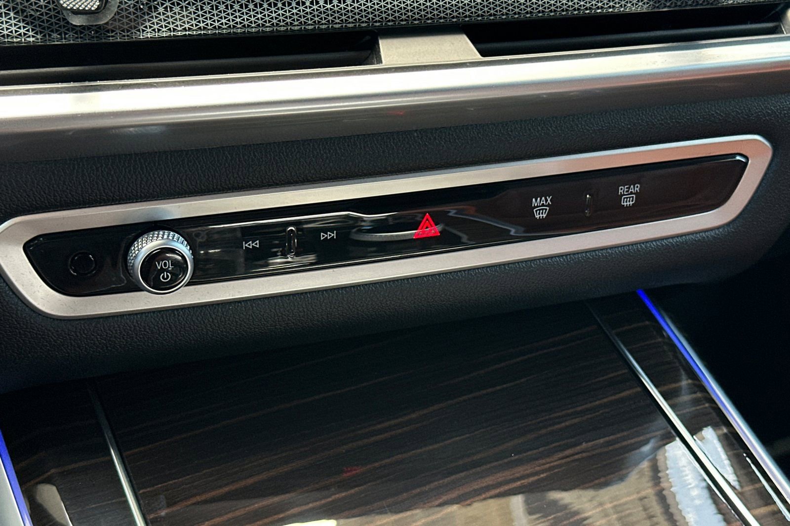 Used 2024 BMW X7 xDrive40i w/ Executive Package image 21