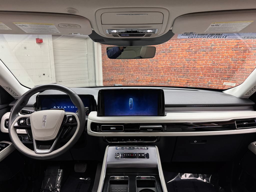 Used 2025 Lincoln Aviator AWD image 11