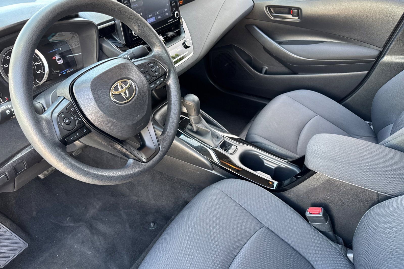 Used 2022 Toyota Corolla LE image 9