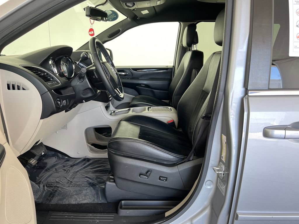 Used 2017 Dodge Grand Caravan SXT w/ Rear Park Assist Package FWD image 11