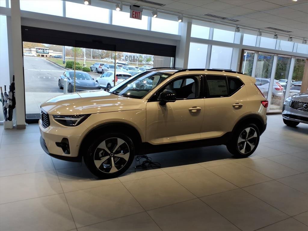 New 2026 Volvo XC40 B4 Plus w/ Protection Package Premier FWD image 4