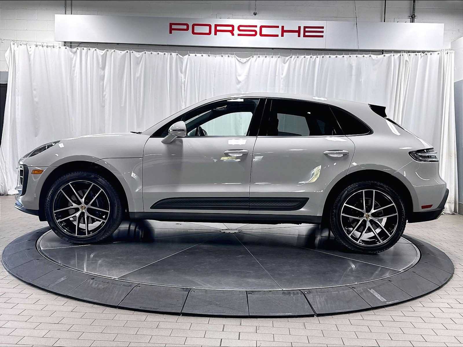 Used 2025 Porsche Macan AWD/4WD image 2