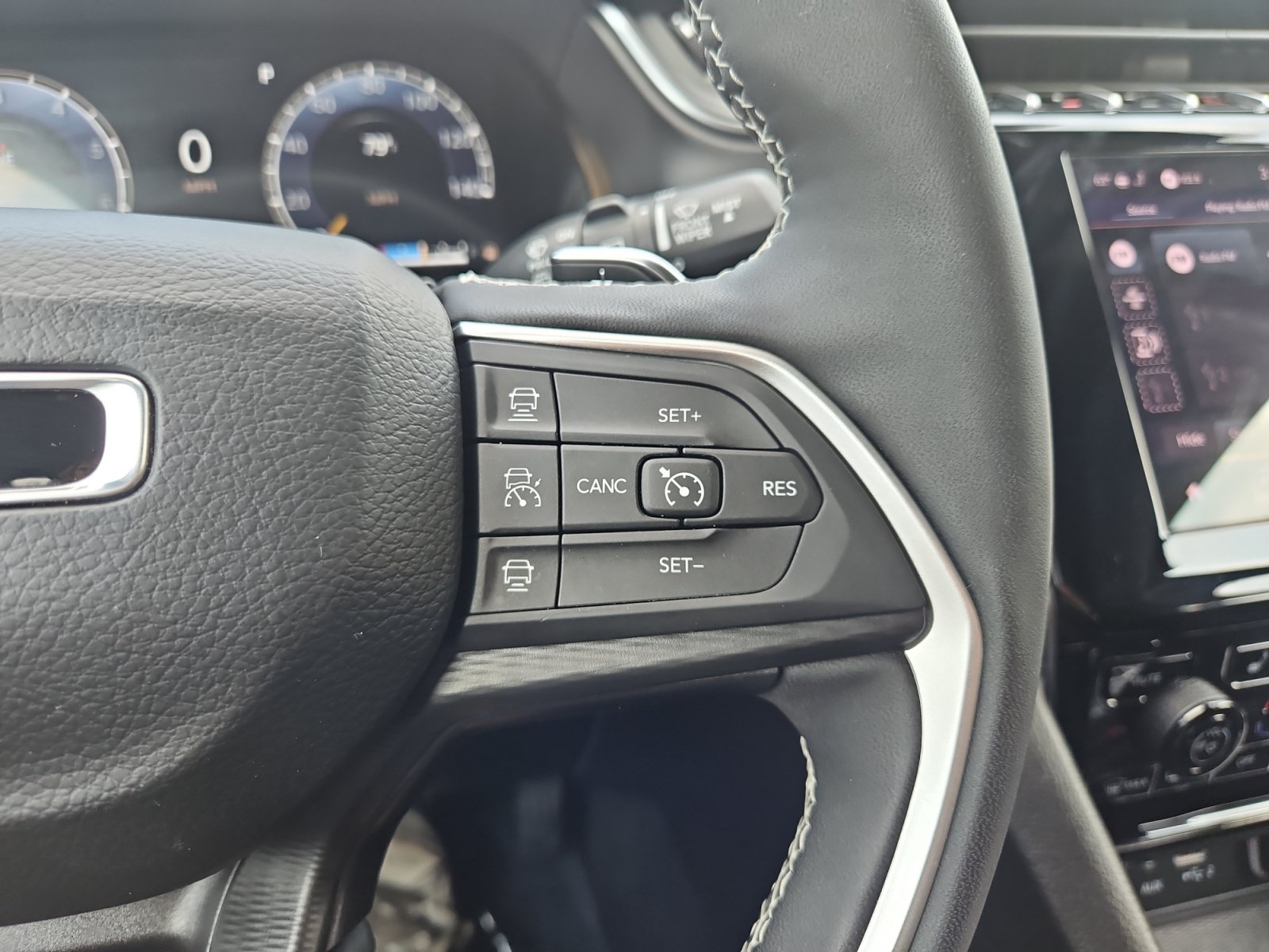 Used 2025 Jeep Grand Cherokee Laredo w/ Luxury Tech Group I AWD/4WD image 25