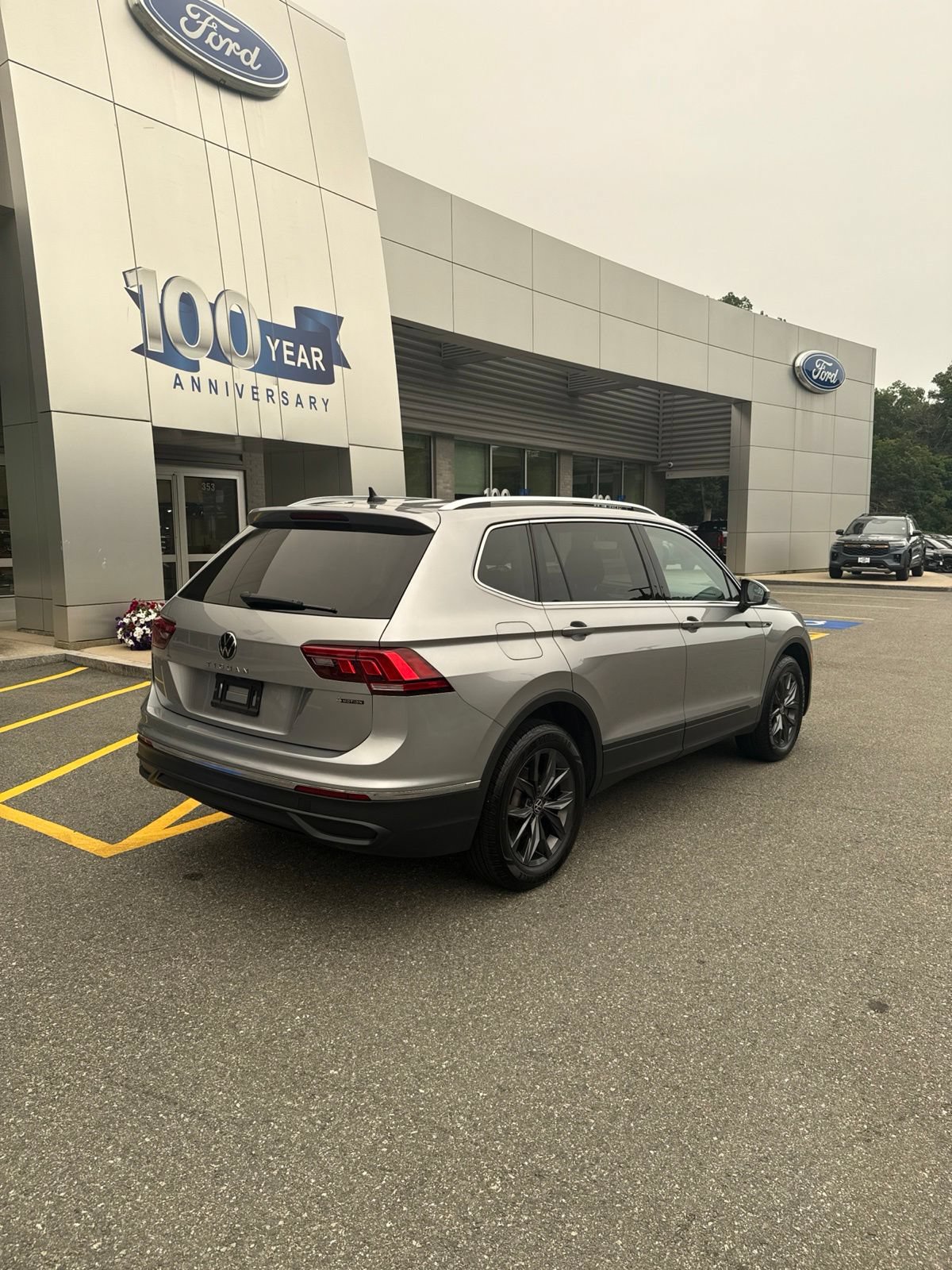 Used 2023 Volkswagen Tiguan SE w/ Panoramic Sunroof Package AWD/4WD image 2