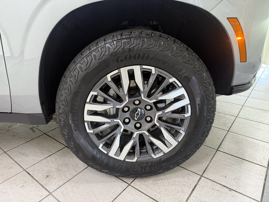Used 2025 Chevrolet Suburban Z71 AWD/4WD image 16