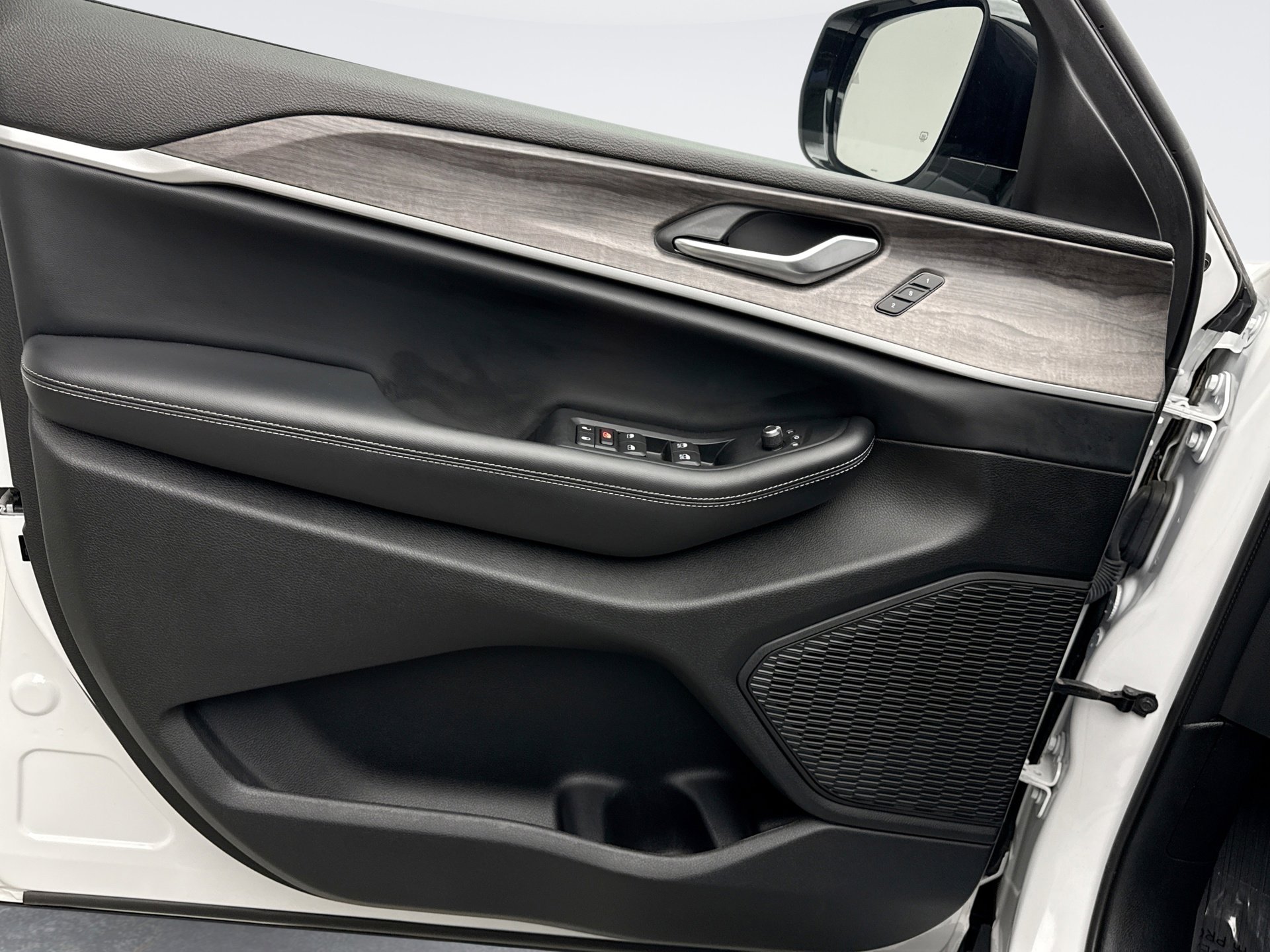 Used 2023 Jeep Grand Cherokee Limited image 9