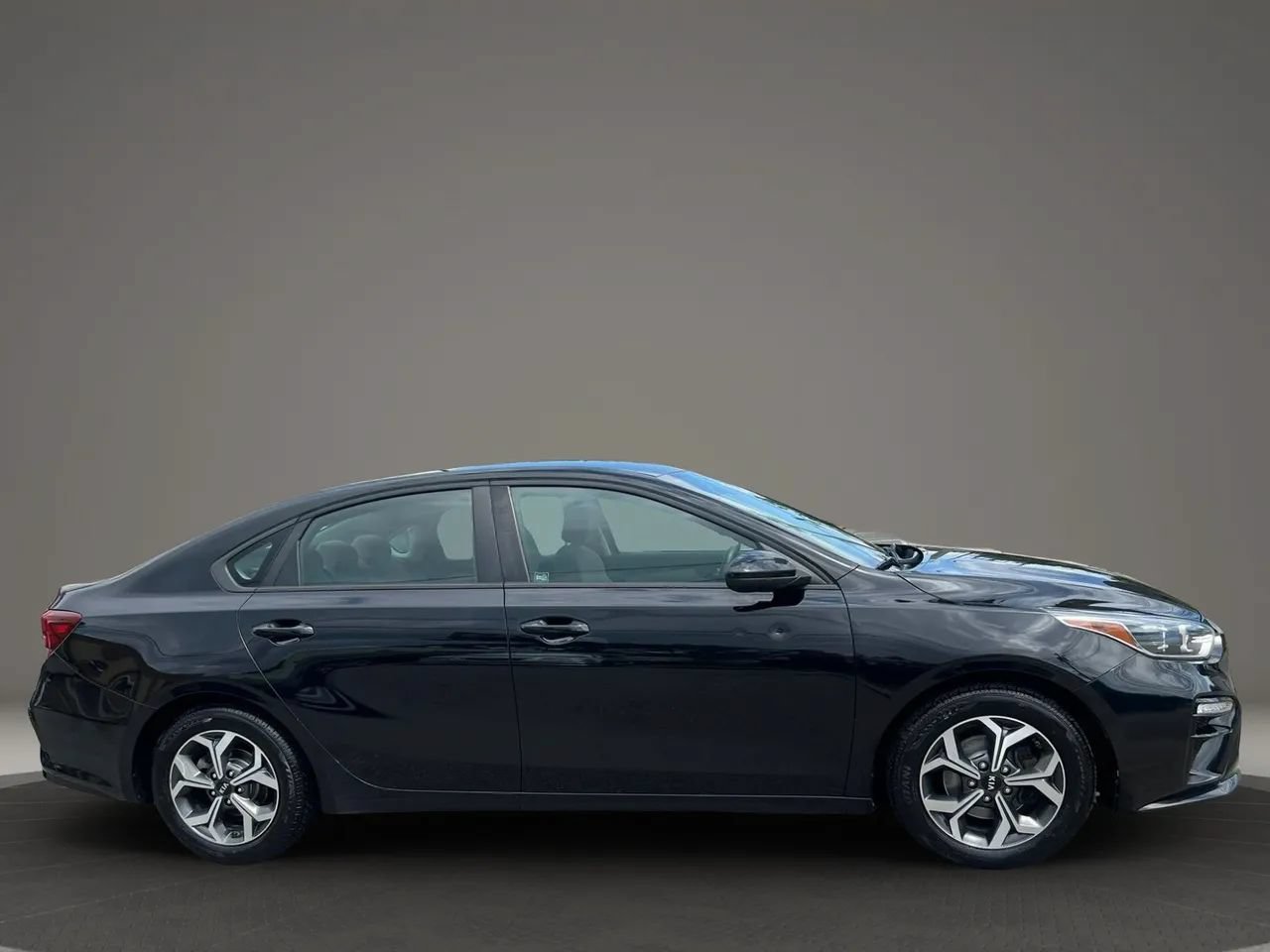 Used 2019 Kia Forte LXS FWD image 4