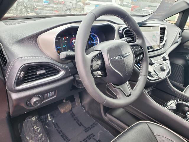 Used 2024 Chrysler Pacifica Premium image 9