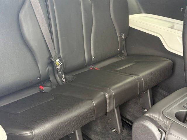 Used 2023 Kia Carnival LX FWD image 11