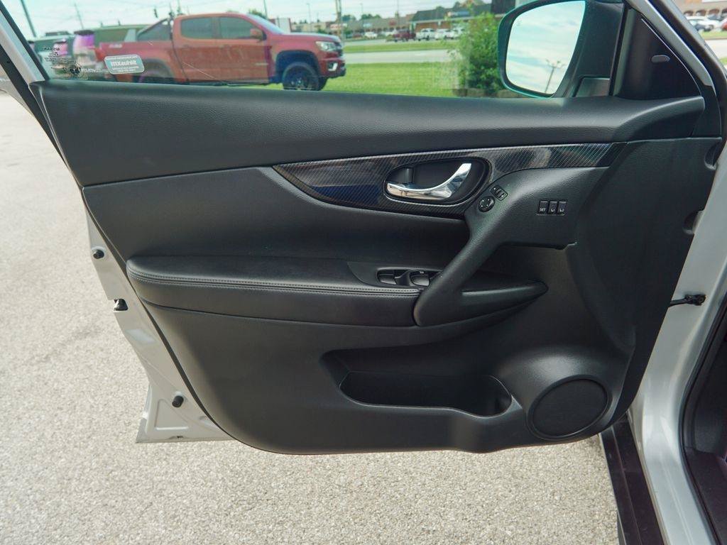 Used 2020 Nissan Rogue SL w/ Premium Package FWD image 16