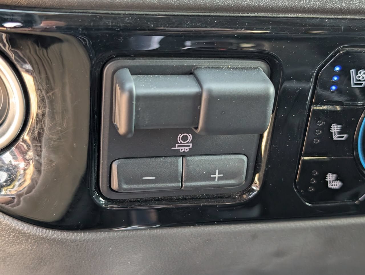 Used 2025 Chevrolet Silverado 1500 LTZ AWD/4WD image 18